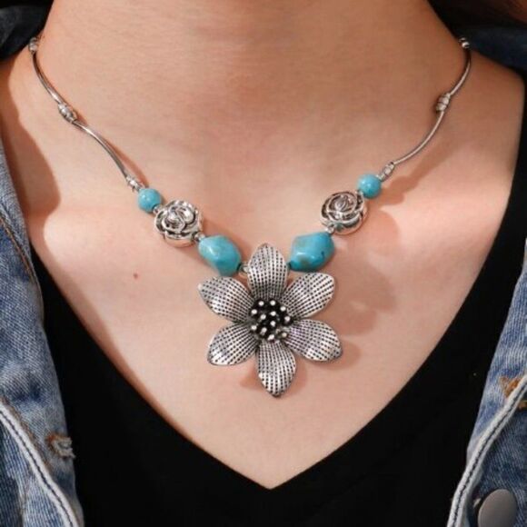 SILVER FLOWER NECKLACE   - Picture 1 of 6